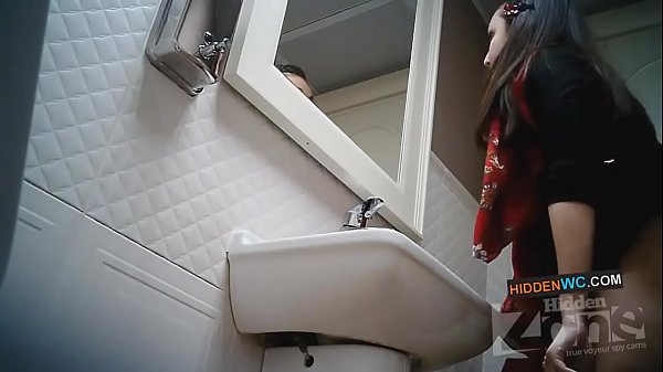 Piilokamerakuvaa naisten vessassa (1)