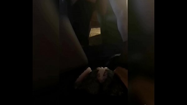 Kuuma MJM. Aviomies nussii tyttöystäväänsä vaimonsa nähden. Vaimon pillu kostuu, hänen likaiset fantasiansa vain hämmentävät mieltä