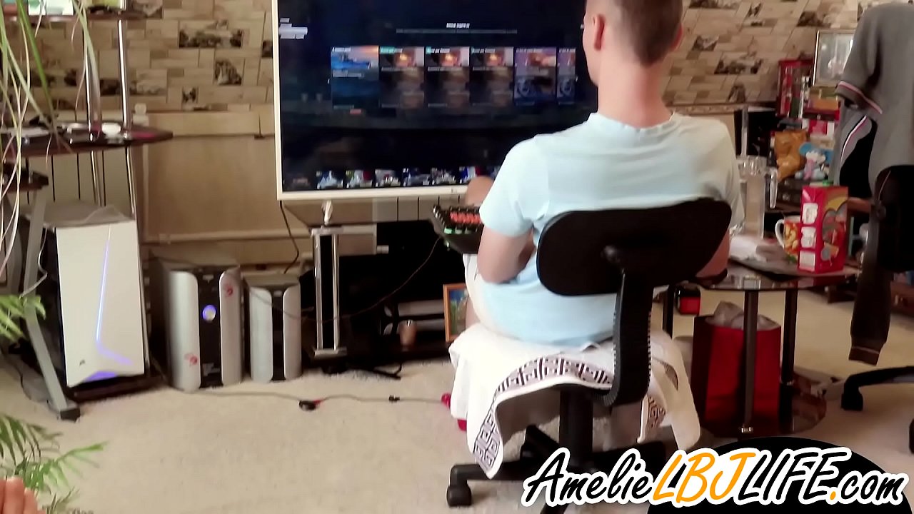 Tyttö masturboi seksilelulla poikaystävälle pelata tietokonepelejä