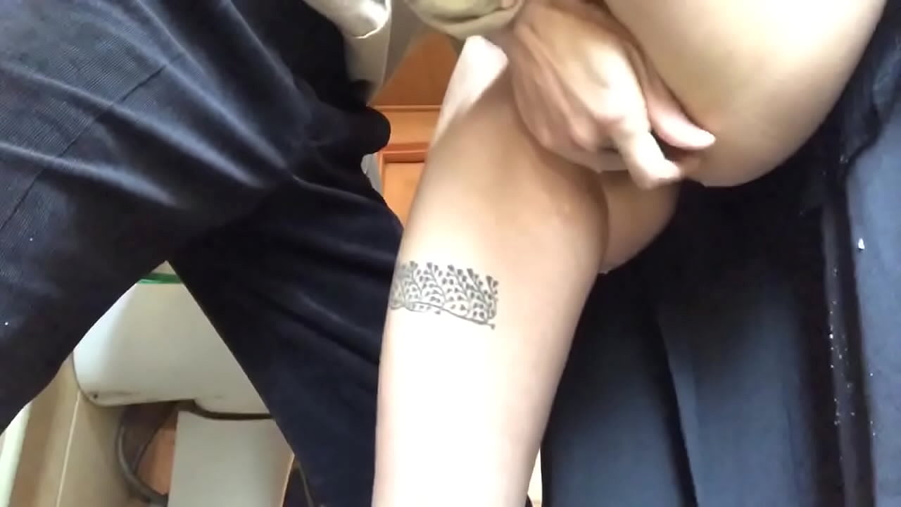 Squirt koulun vessassa, todellinen vaahtoava orgasmi - opettajani teki parhaansa...